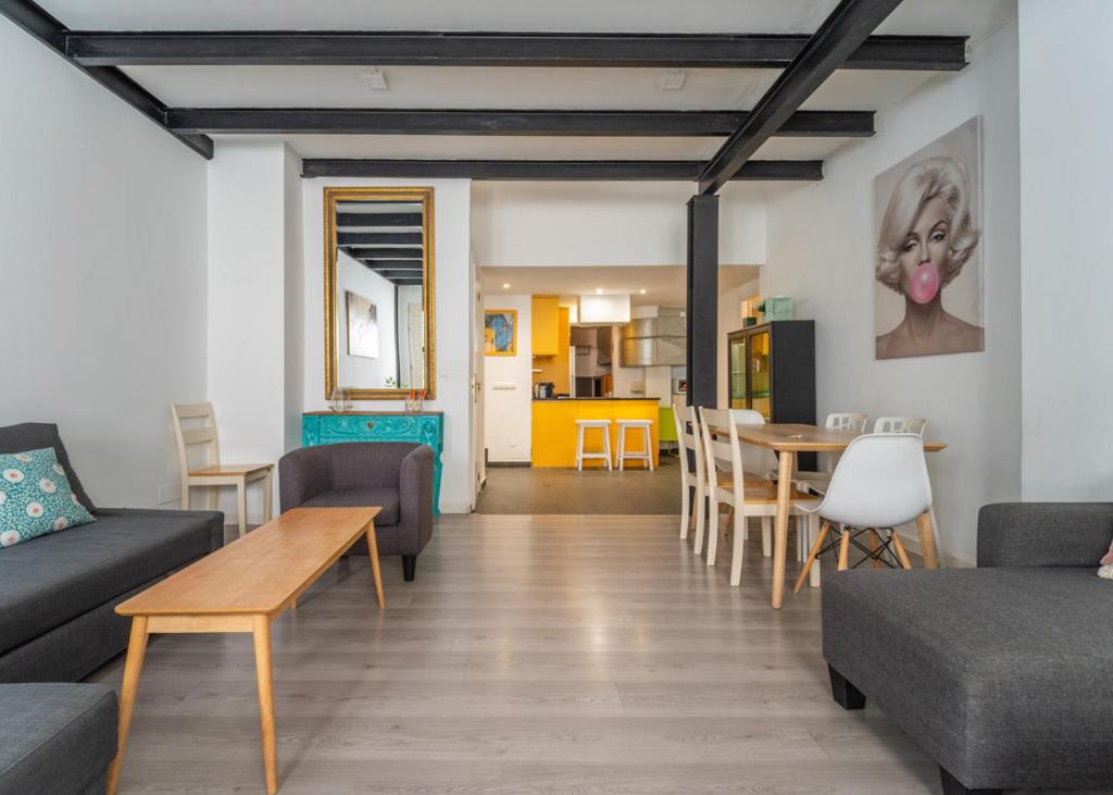 Modern Duplex - 2Bedrooms 1.5Bathrooms - Malasaña - B&B Madrid