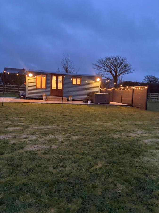Ty Beti at Gorlan yr Efail Shepherds Hut with Private Hot Tub - Ferienwohnung Holyhead