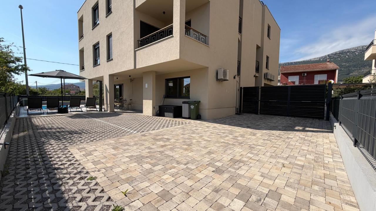 Moonlight Luxury Apartment with Private Pool and Parking - B&B Kutleše