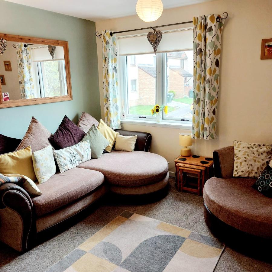 'Treetops' - Bright & Homely 2 Bed Flat w Parking - Ferienwohnung Inverness
