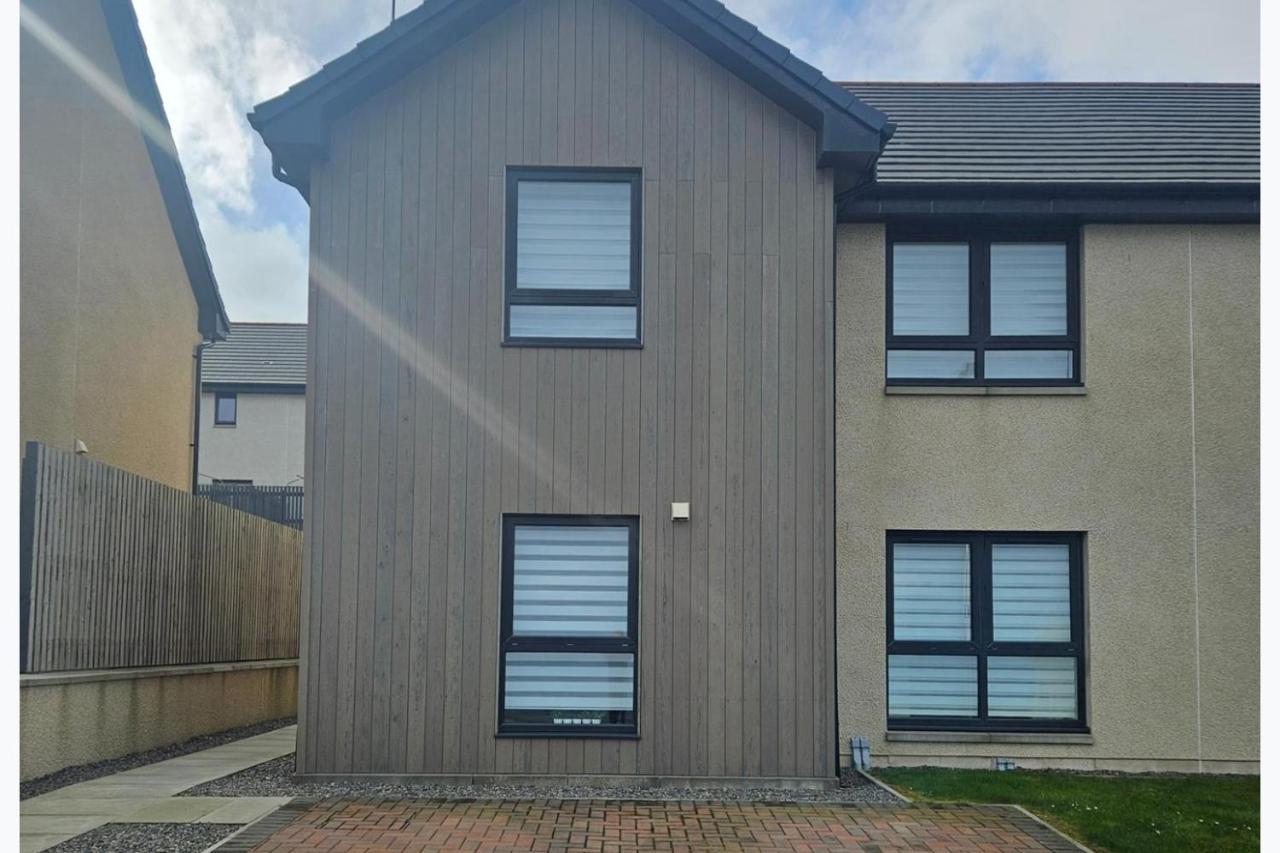 2 Bed Apartment Sleeps 4 - Seaviews - Free Parking - Bed and Breakfast Banff
