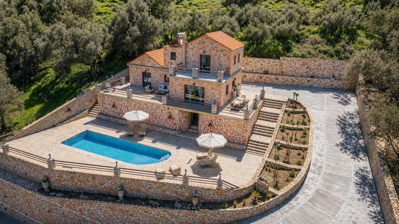 Villa FoRest luxury in nature with private pool - Chambres d'hôtes Thimiá