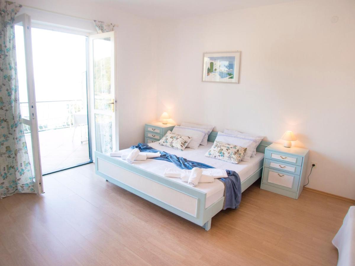 One-Bedroom Apartment with Terrace and Sea View