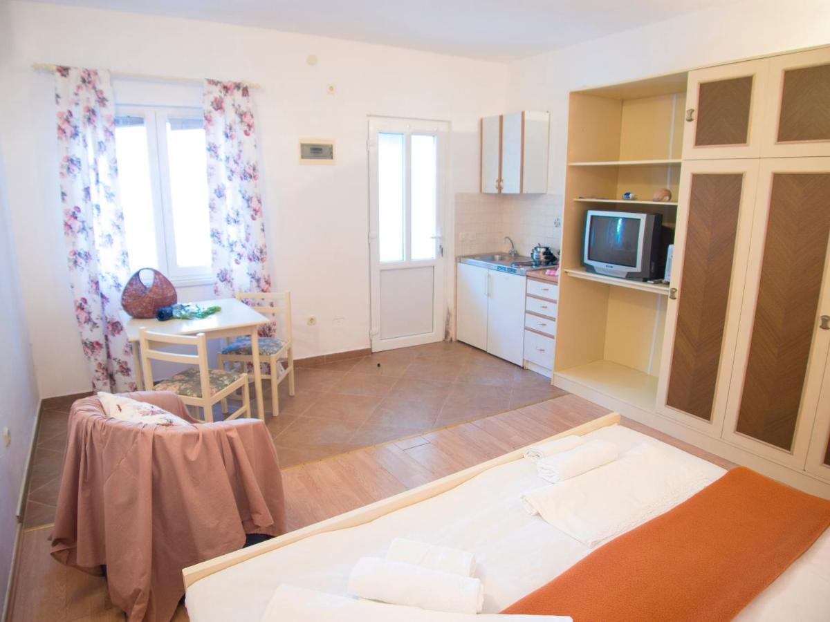 Studio Apartment with Patio and Garden View