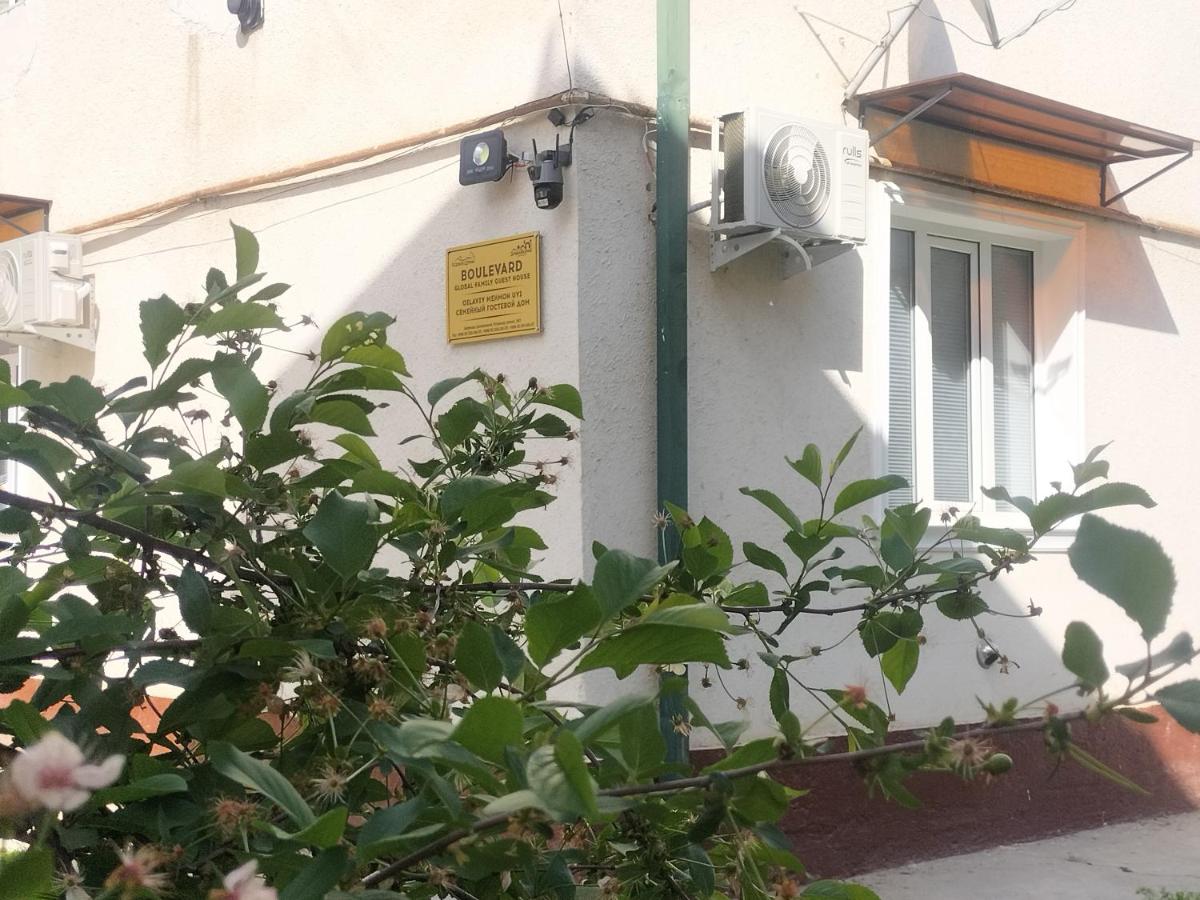 Boulevard Global Family Guest House - B&B Samarkanda