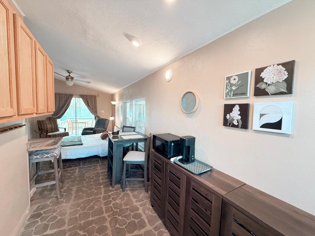 Private Bayou Guest Suite with King Bed, Kitchenette, Carport & Patio - Bed and Breakfast Galliano