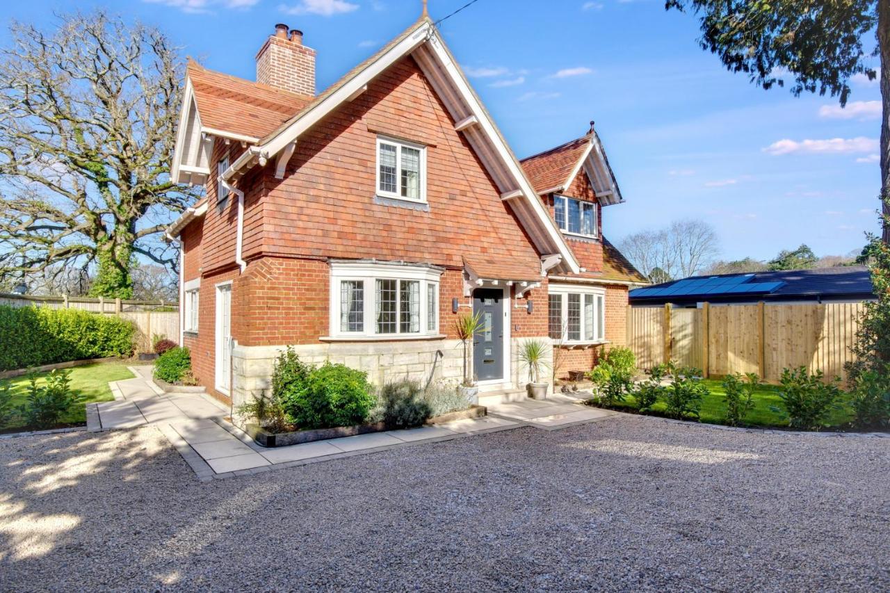 Victorian Gatehouse, Sleeps 11, Garden & Parking - Bed and Breakfast Hampreston