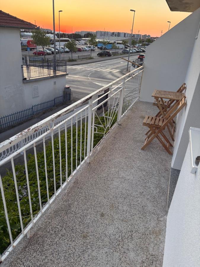 Modern Studio Apartment Iva with Balcony, Free Parking & Wi-Fi, Zadar - Chambres d'hôtes Zadar