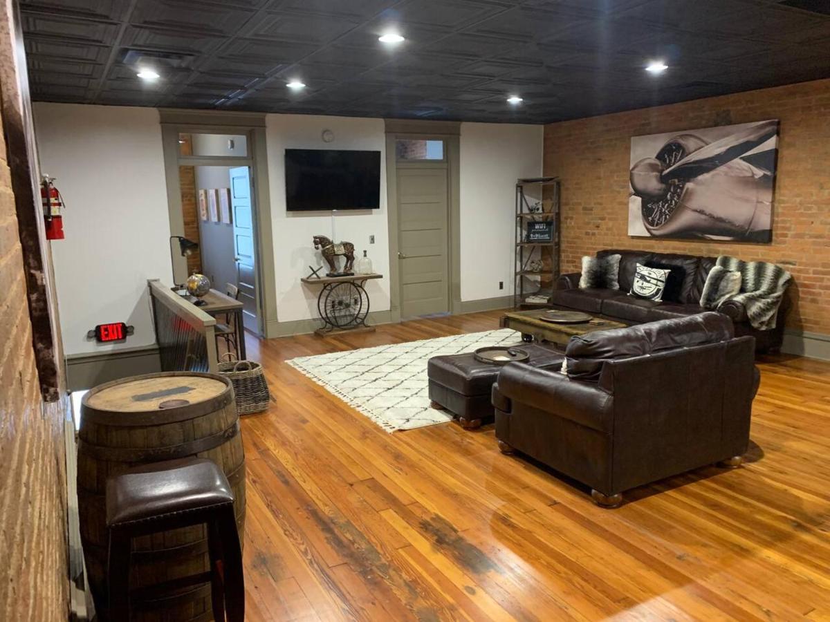 NEW "Bourbon on the Square" Downtown Rustic Loft - B&B Elizabethtown