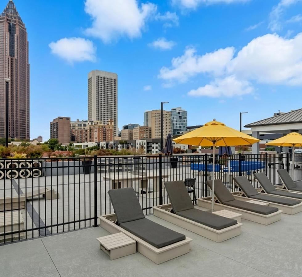 Modern Midtown High Rise Suite - Balcony - Rooftop Pool - Gym - Parking - Chambres d'hôtes Atlanta