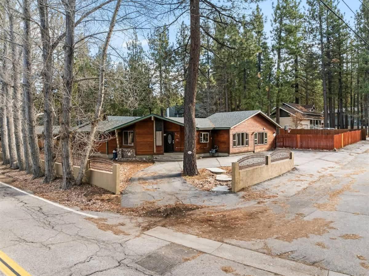 Rare Indoor Pool, Game Room & Courts, 5 Blocks to Snow Summit - Bed and Breakfast Big Bear Lake
