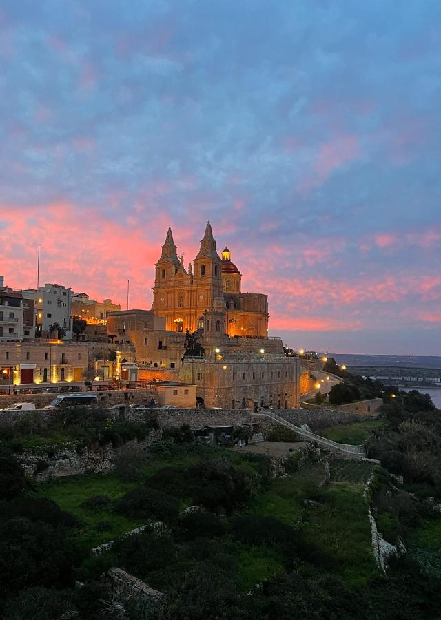 Stunning Mellieħa FLwith Terrace Views Sleeps 4 - Chambres d'hôtes Mellieha
