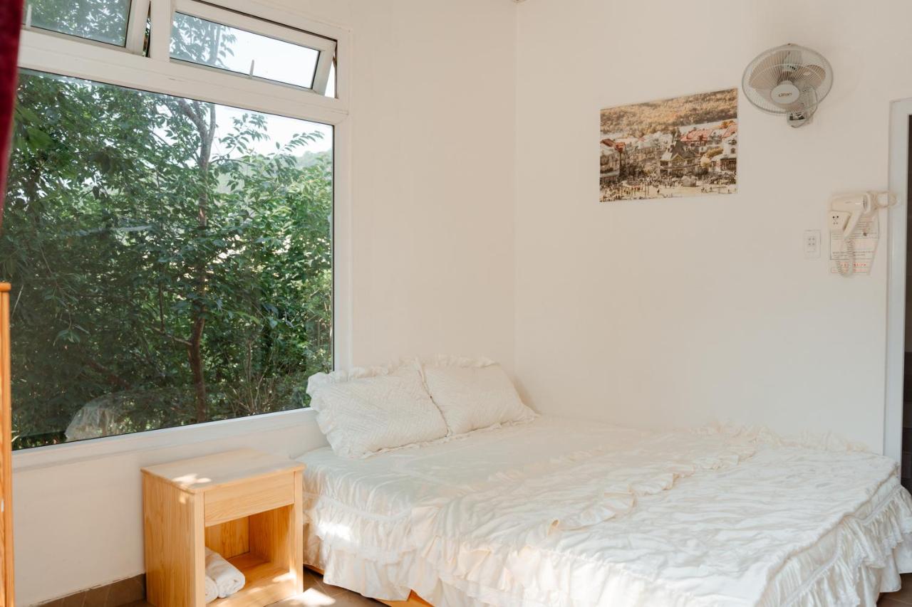 Habitación con cama grande y vistas al jardín