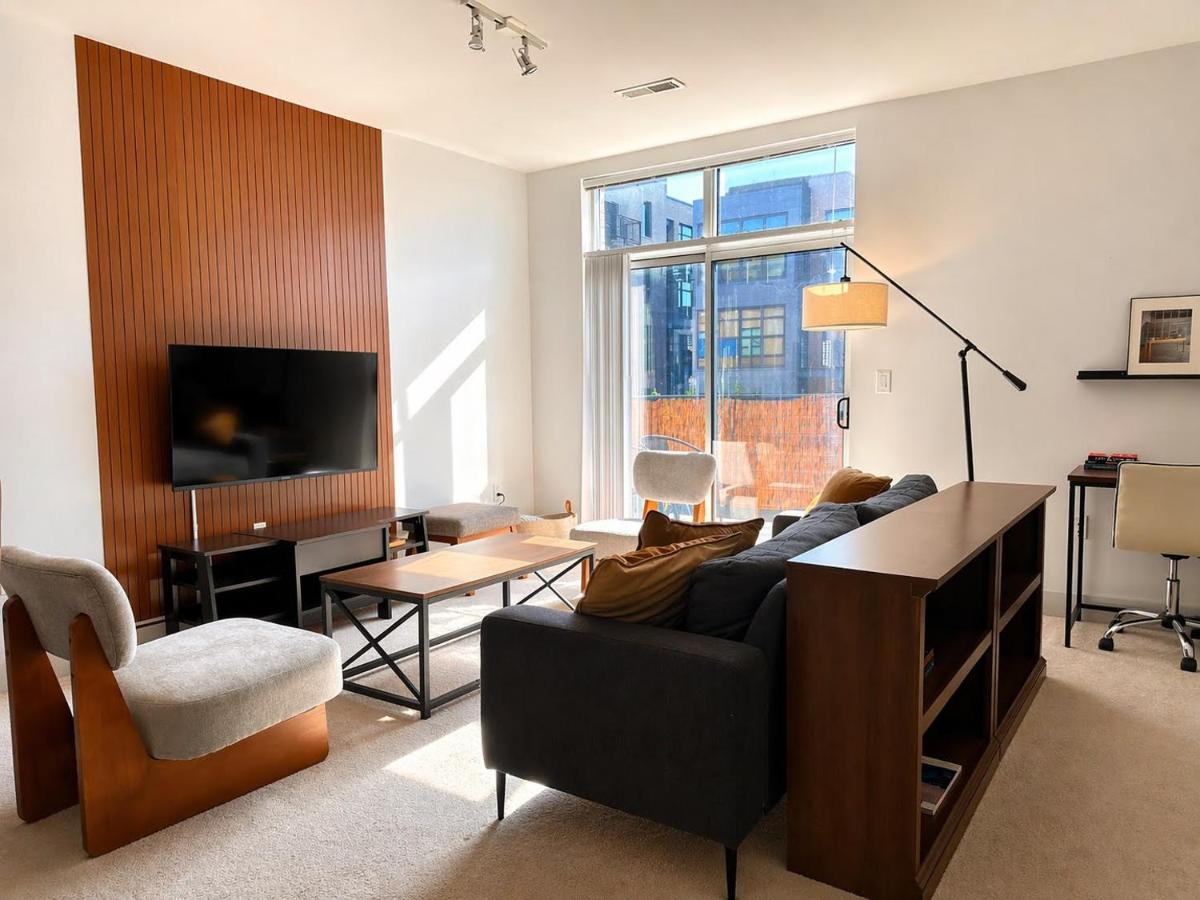 Spacious Third Ward Apt Near Summerfest with Balcony - Sleeps 4 - Chambres d’hôtes Milwaukee