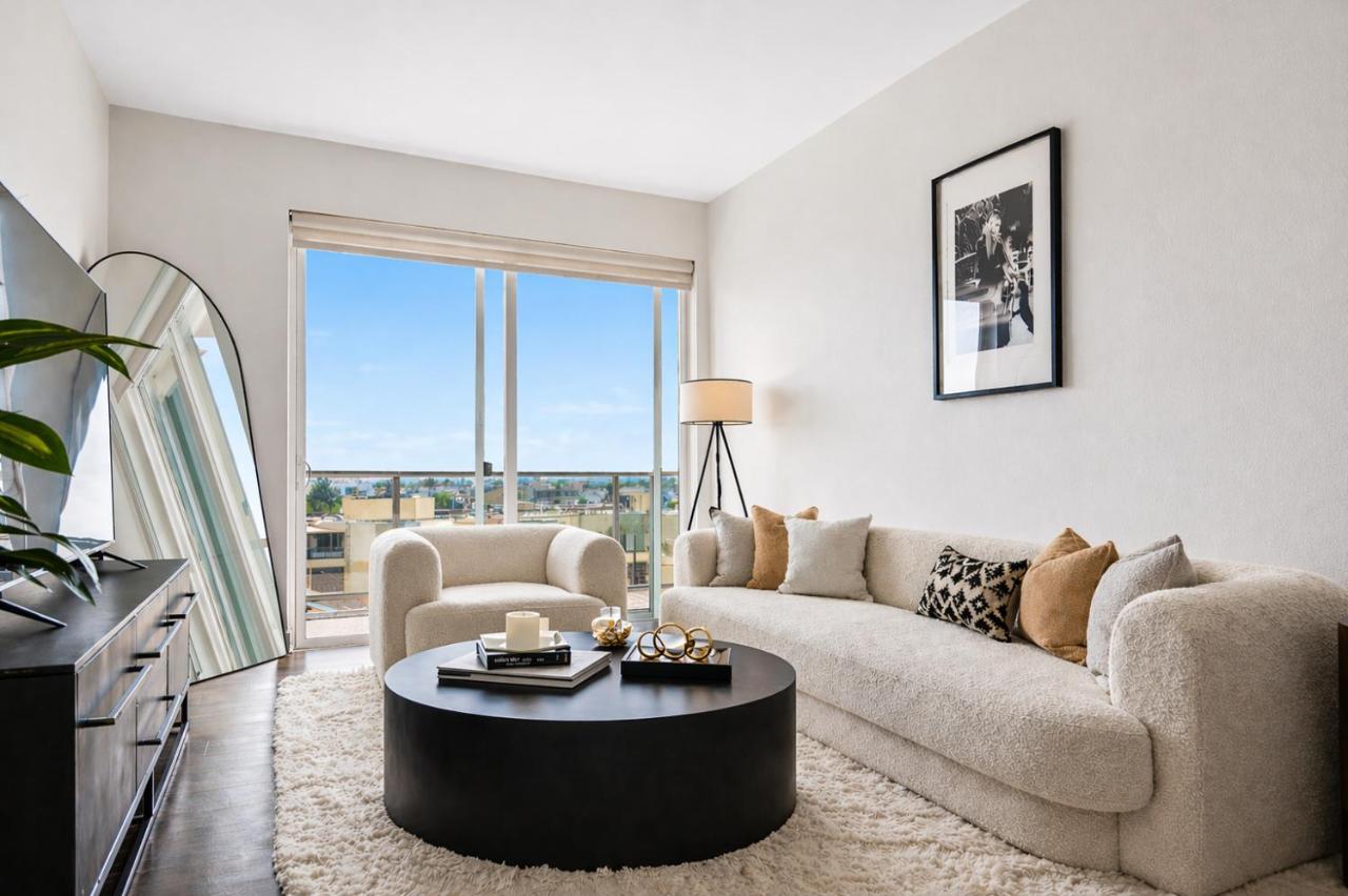 Luxury Hollywood Condo Skyline View Pool ,Jacuzzi , Gym& Parking - B&B Los Ángeles