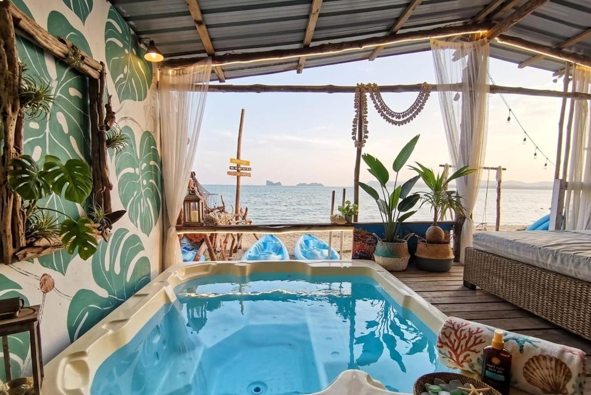 Aura Bluewave Beach House and Mini Beach Cafe - Chambres d'hôtes Tanjung Rhu