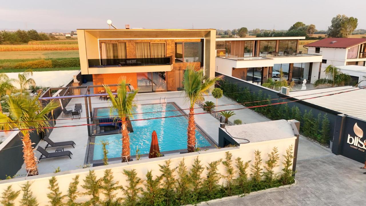Bliss Luxury Villa - Bed and Breakfast Rrushkull