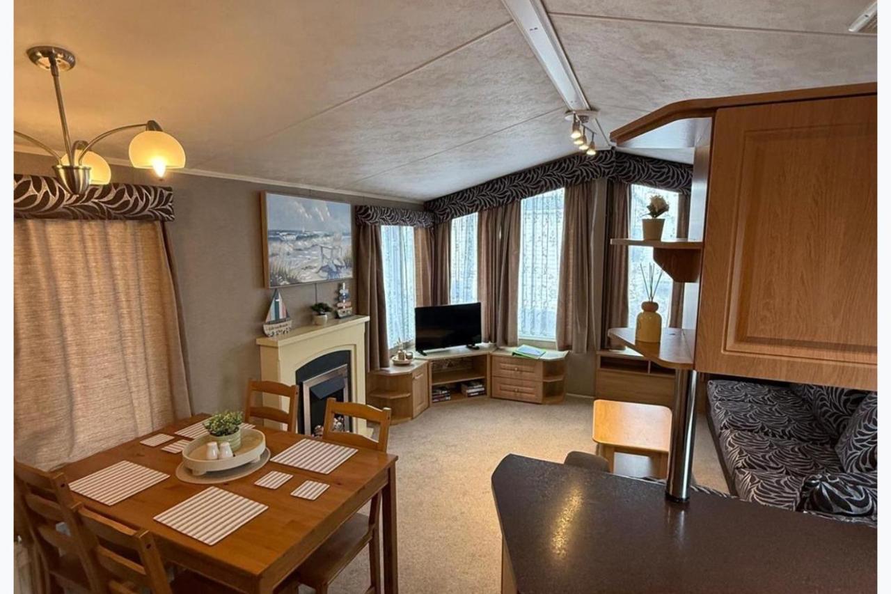 2-Bed Caravan Sleeps 6 w Parking No Pass Needed - Chambres d'hôtes Abergele