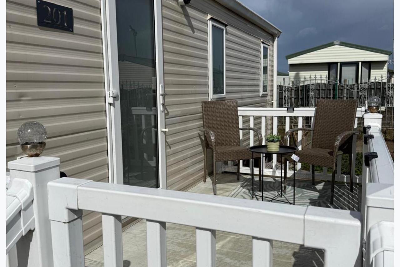 2-Bed Caravan Sleeps 6 w Parking No Pass Needed - Chambres d'hôtes Abergele