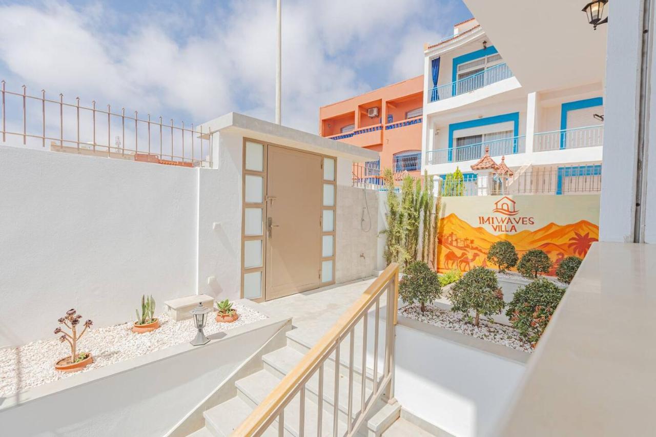 Luxury Dark Boho, Direct Access to Beach, Private Balcony, Rooftop, Parking & AC - Ferienwohnung Imi Ouaddar