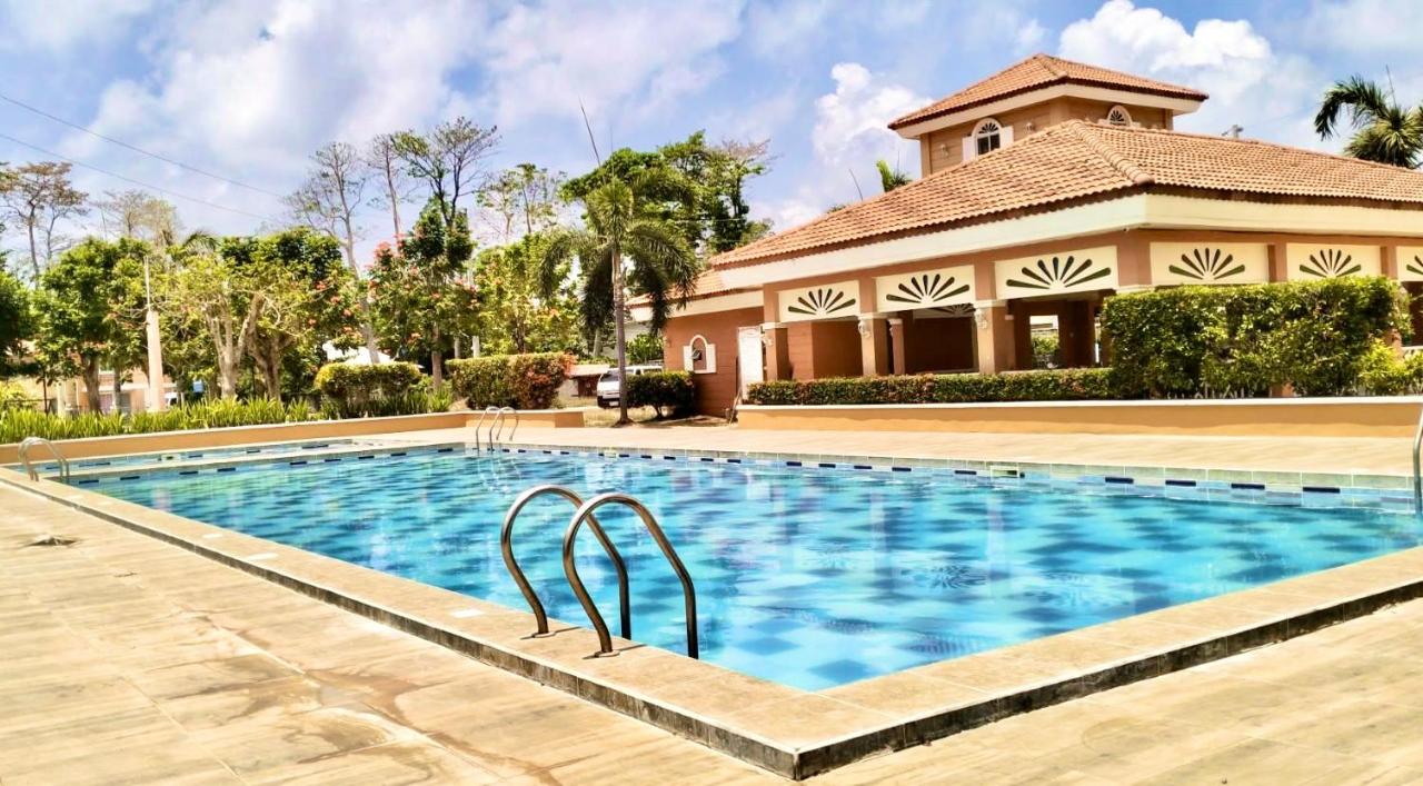 IXA Camella Gated Townhouse Fast Wifi Pool & 10 mins airport - Chambres d'hôtes Puerto Princesa