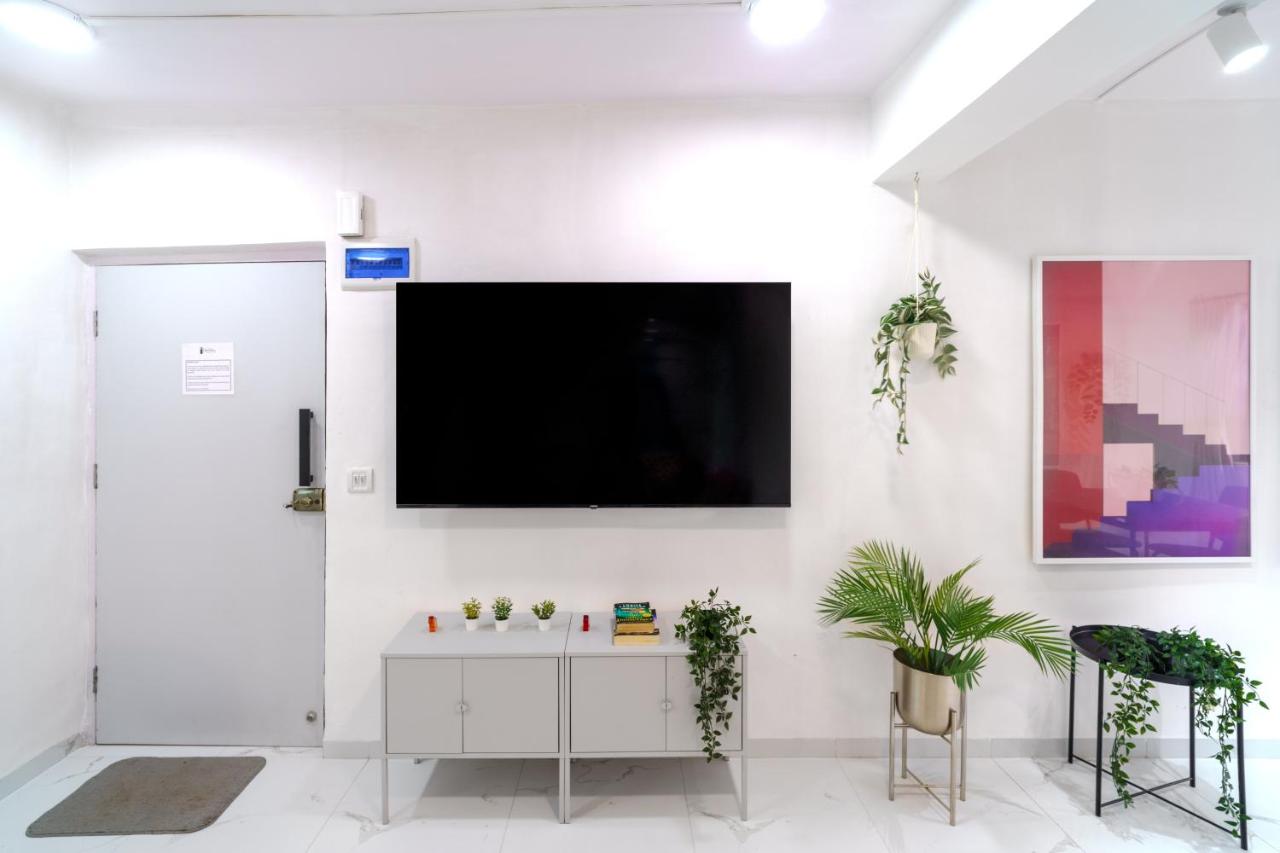 Bianca 2BHK in Bandra W by Square One Stays - Bed and Breakfast Bombay