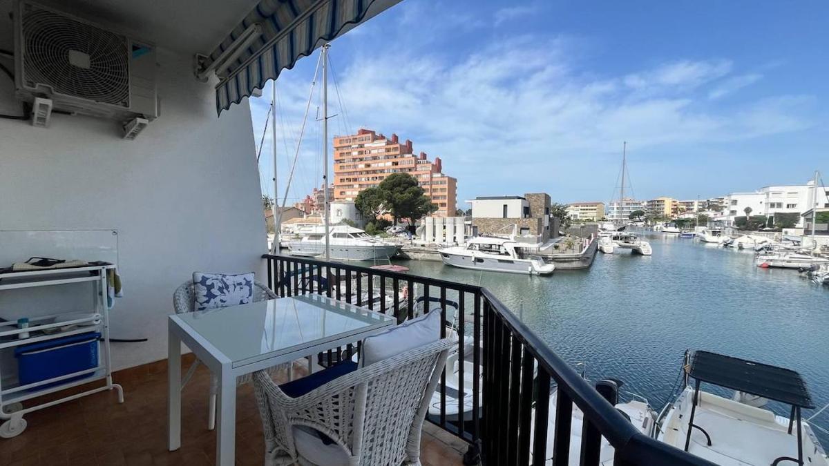 Apartamento con Vistas al Canal y Terraza Roses - Bed and Breakfast Roses