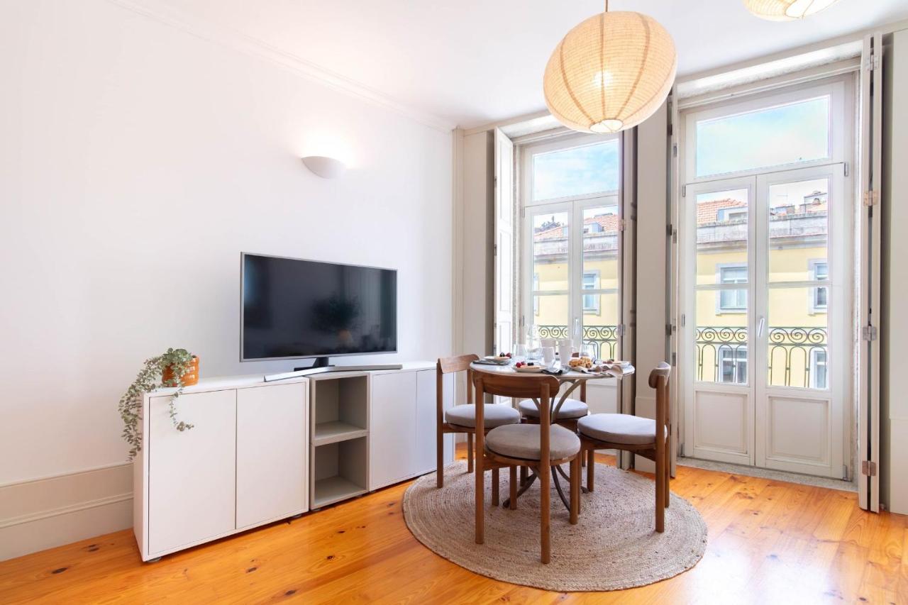 Cozy Retreat near Ribeira by LovelyStay - Bed and Breakfast Porto