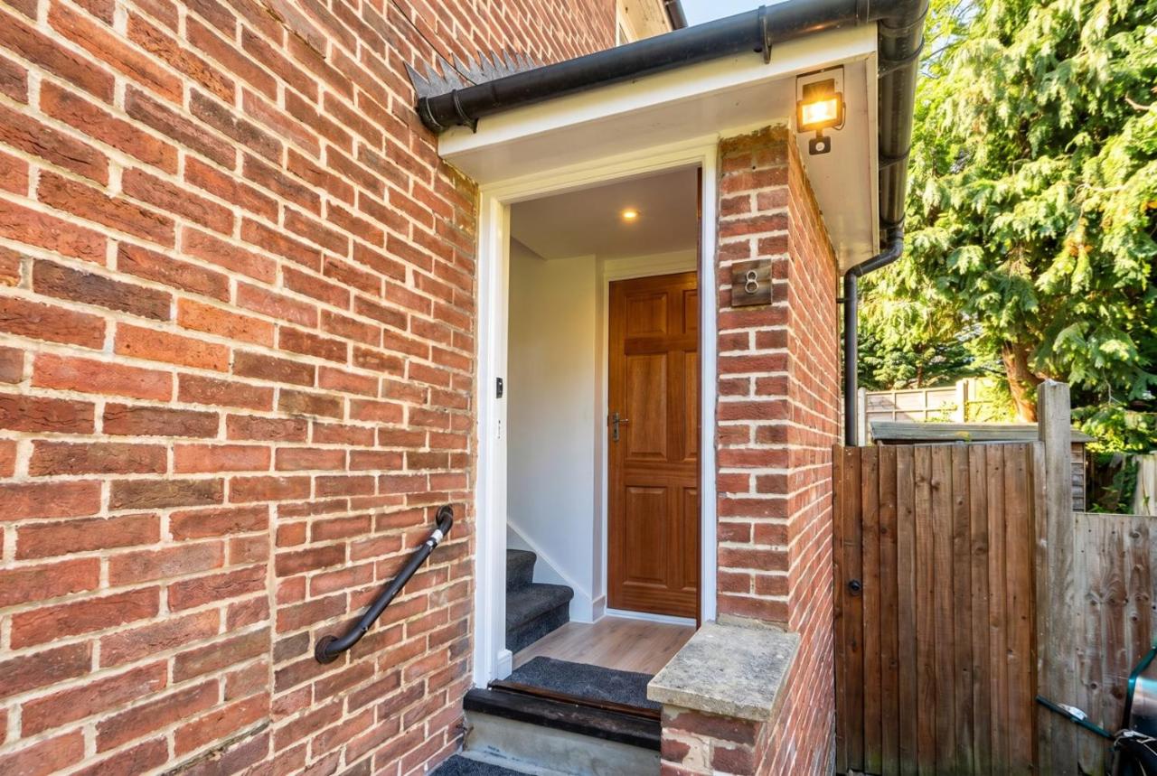 Stanmore Maisonette with Free Parking and Jubilee Line Access - B&B Stanmore