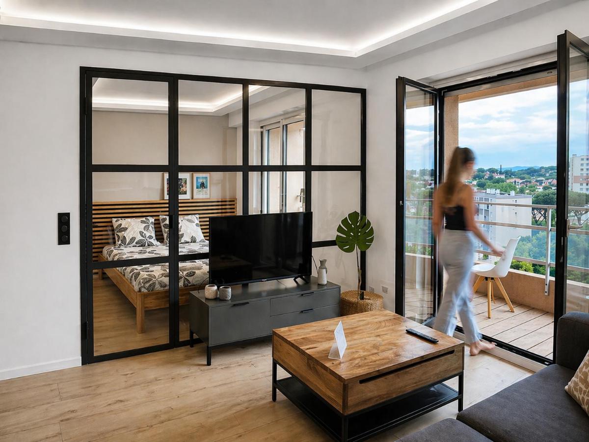 VACATELLA - LES PINS ENSOLEILLÉS, Appartement contemporain avec balcon et aperçu mer - Chambres d'hôtes Sainte-Maxime