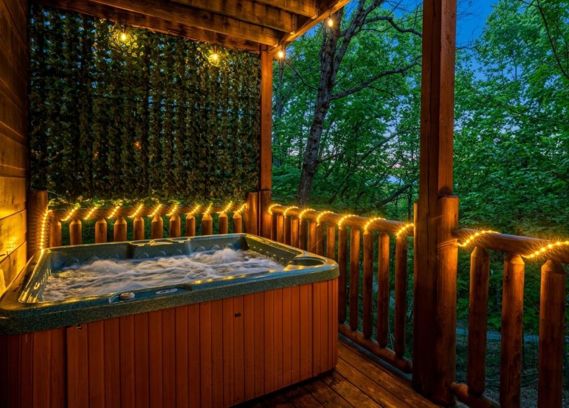 Bearadise-Private Hot Tub Cabin with 2 LED Decks, Pool Table, Board Games and Wet Bar - Chambres d'hôtes Sevierville