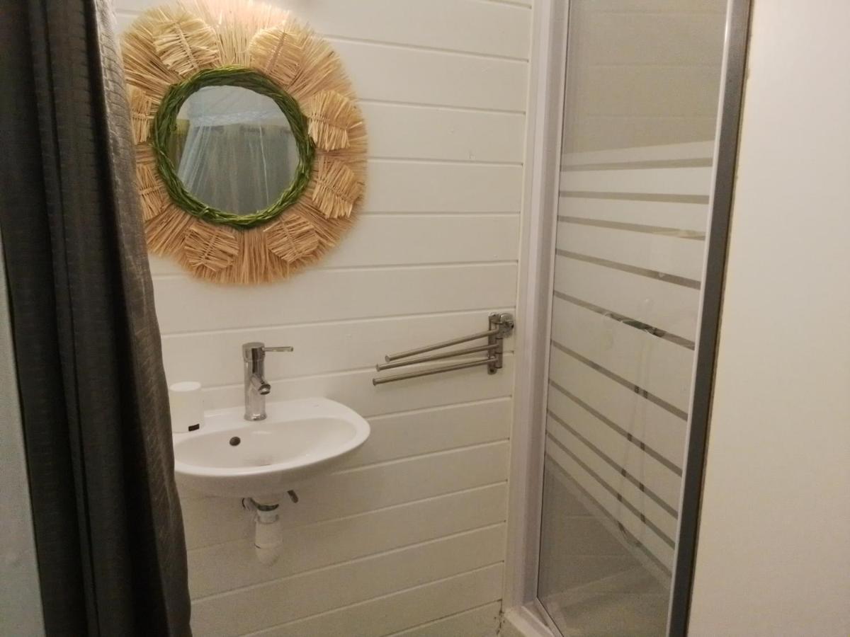 Charmant Chalet F2 belle terrasse - Bed and Breakfast Fort-de-France
