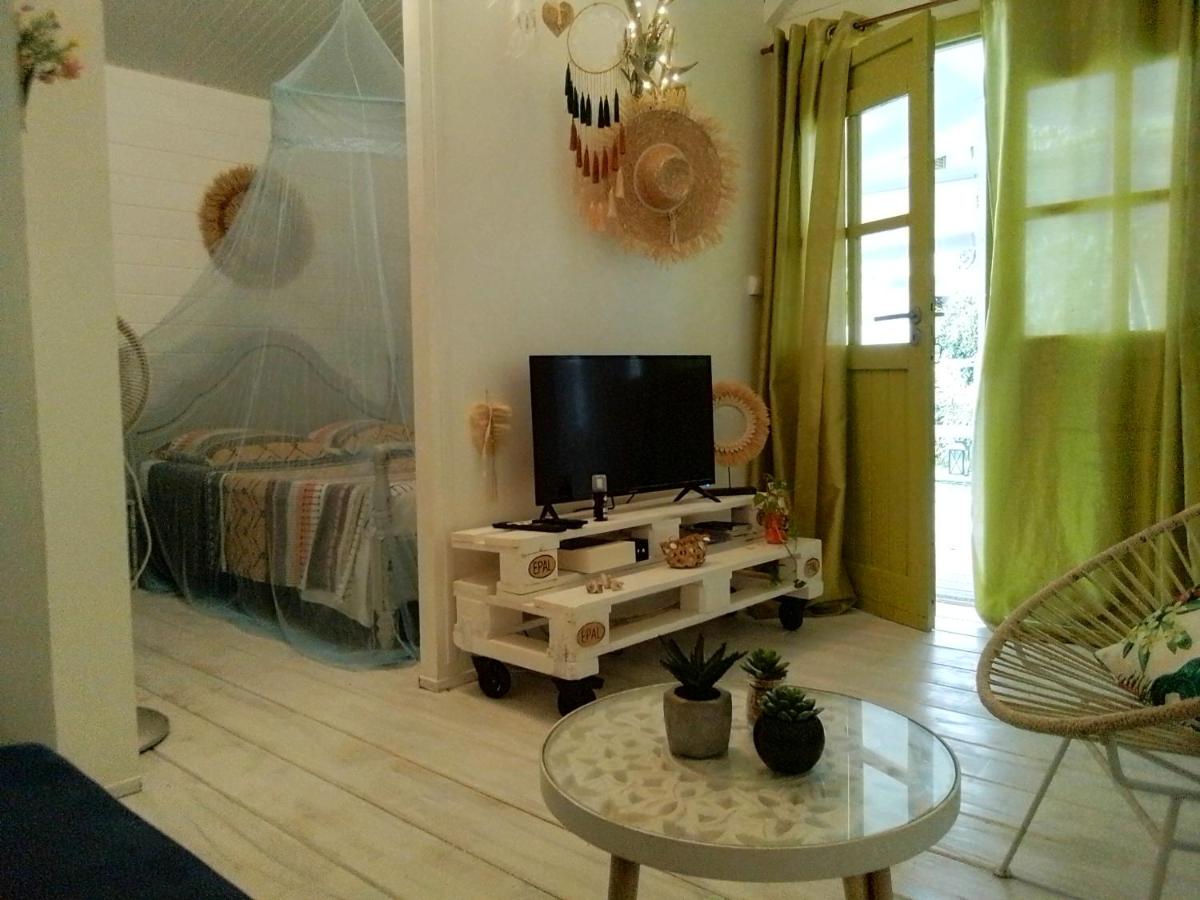 Charmant Chalet F2 belle terrasse - Bed and Breakfast Fort-de-France