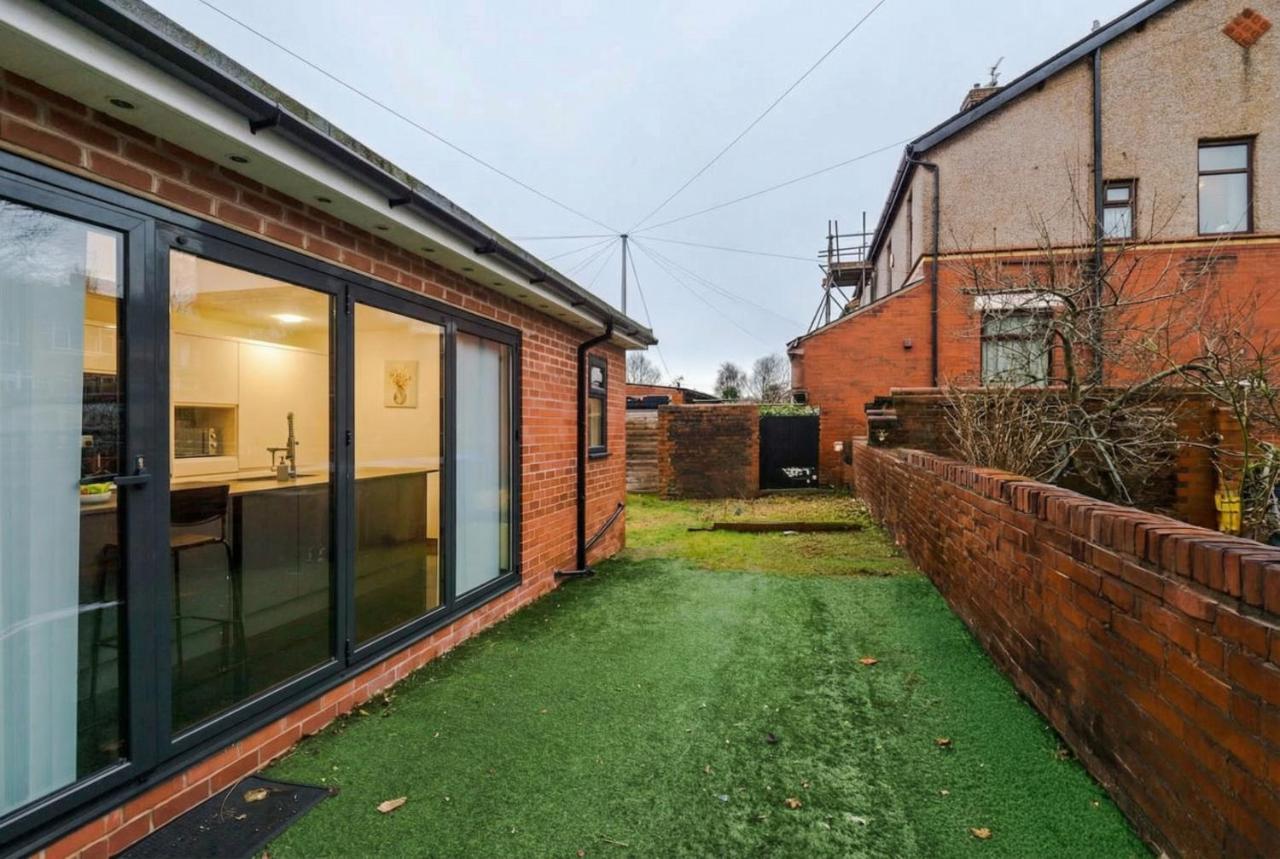 Group-Friendly Home near Manchester with Hot Tub and Private Cinema Room - B&B Castleton