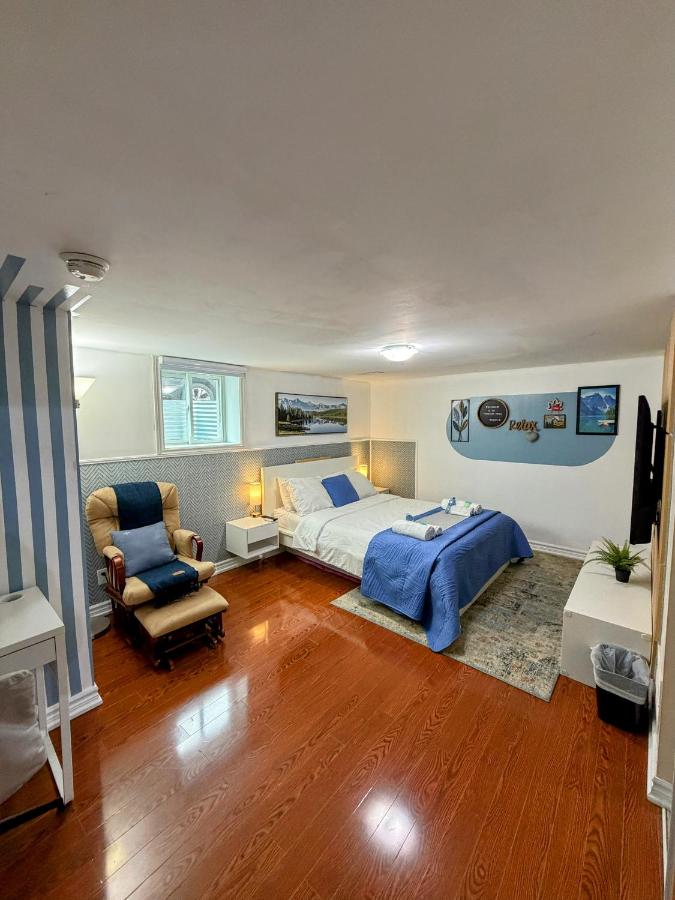 Spacious room near subway & shops - Bed and Breakfast Toronto
