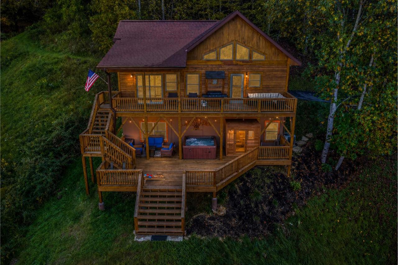 Sauna-Hot tub-Games and Movie room- child and pet friendly - B&B Maggie Valley