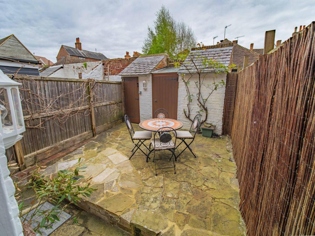 City Centre Cottage in Canterbury Courtyard Garden with Cathedral Views - Chambres d'hôtes Canterbury