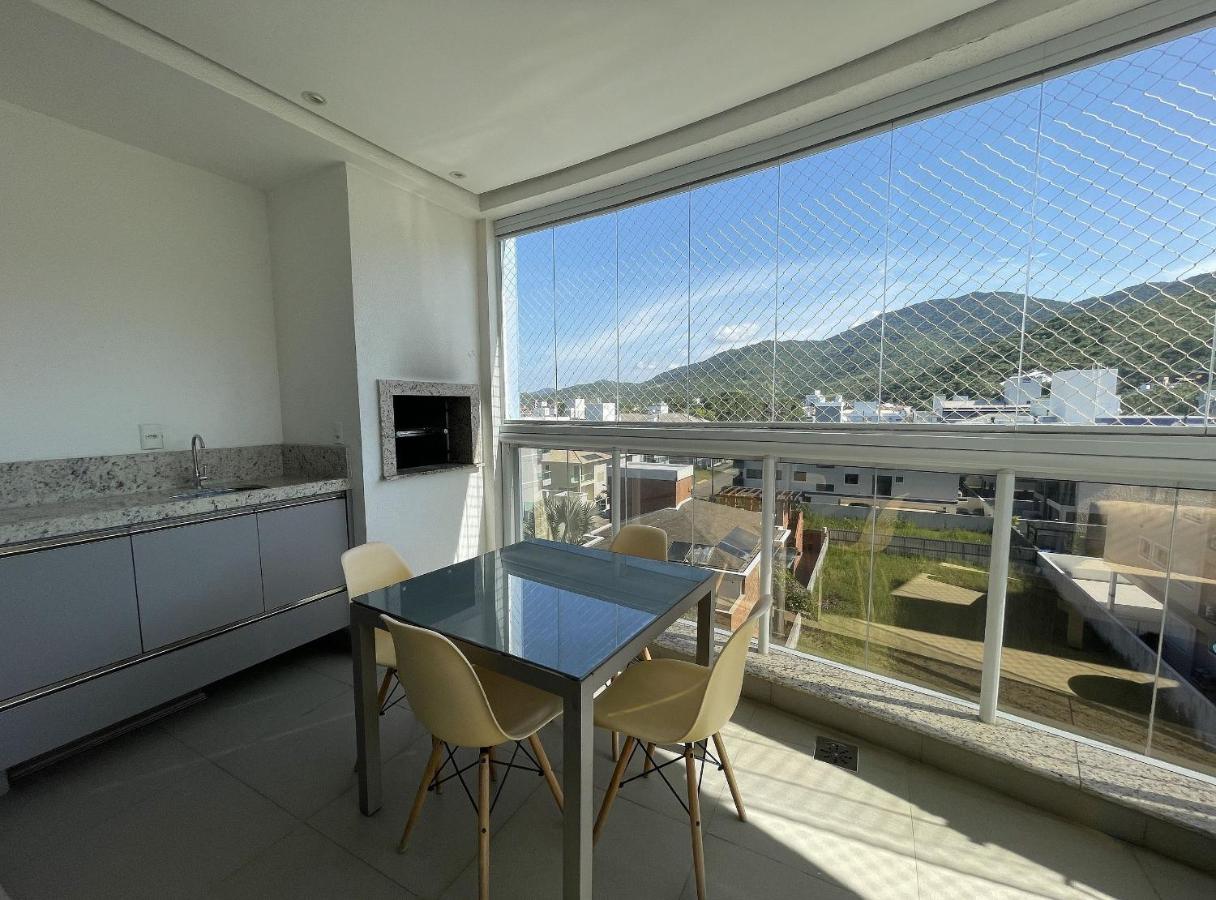 Orbe Residence - Apartamento espaçoso com duas suítes e varanda gourmet de frente para a rua, com vista para as montanhas na Praia de Palmas. - Chambres d'hôtes Governador Celso Ramos