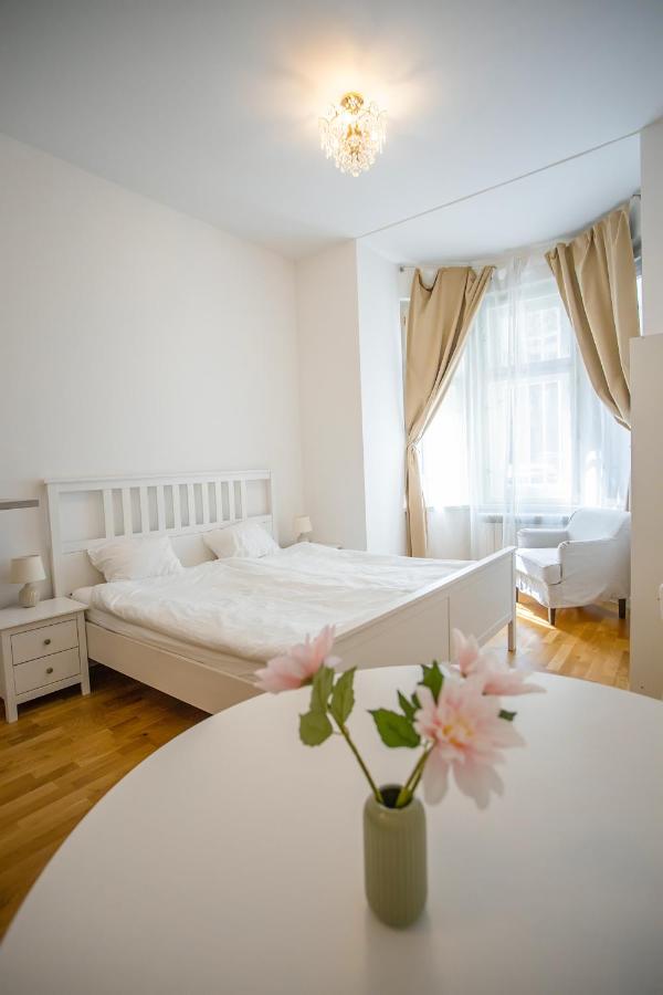 Beautiful Apartment by Stromovka Park - B&B Praga