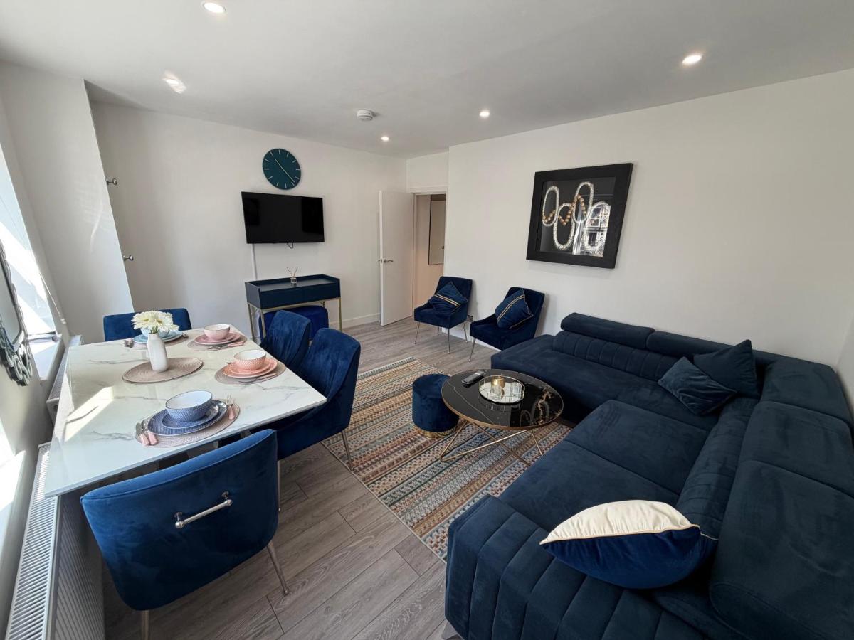 Stylish Two Bedroom Flat - B&B London
