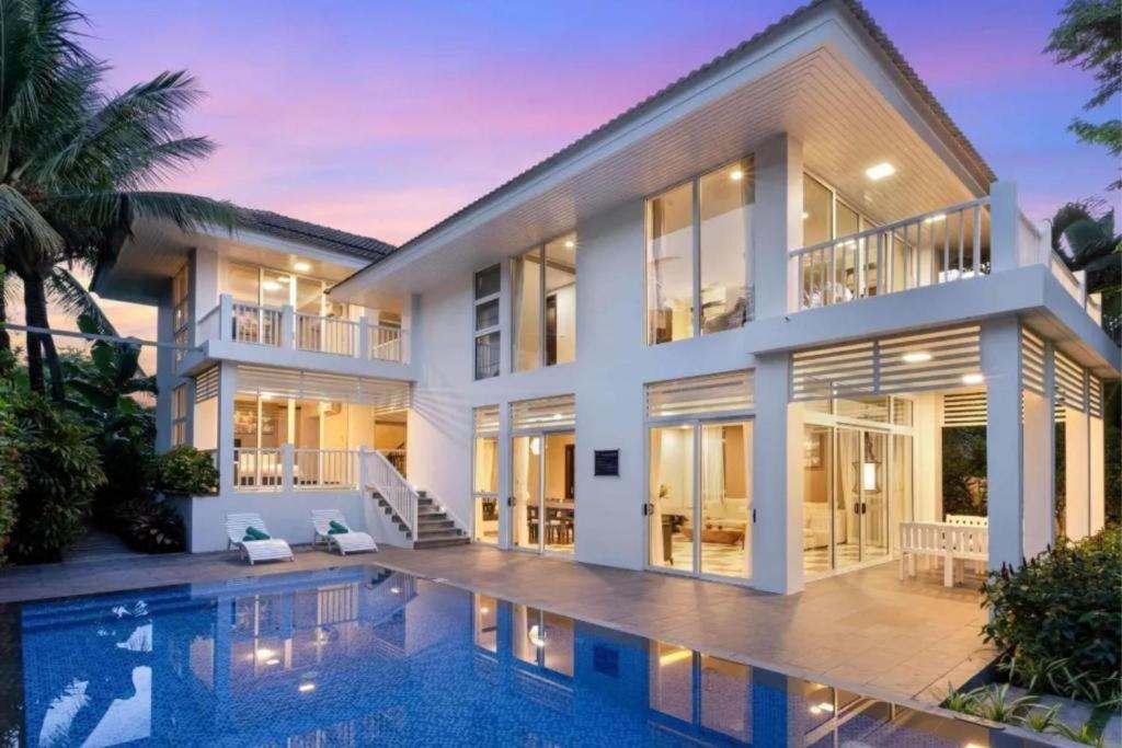 Beachfront Luxury 5BR Villa Private Pool Near My Khe Beach, Premier Village Resort - Chambres d'hôtes Đà Nẵng