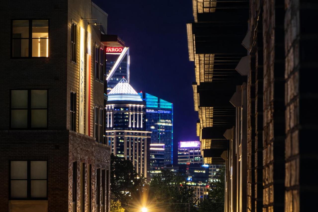 Luxurious 2BR 2BR Uptown Oasis, BOA, NASCAR, AIRPORT and all City View with Free Parking - Chambres d'hôtes Charlotte