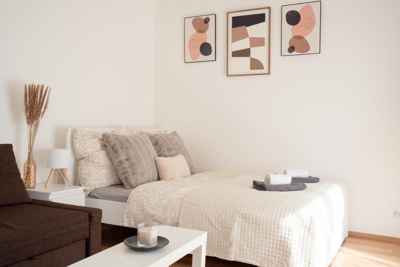 THE VLTAVA APARTMENT with Balcony - B&B Prague