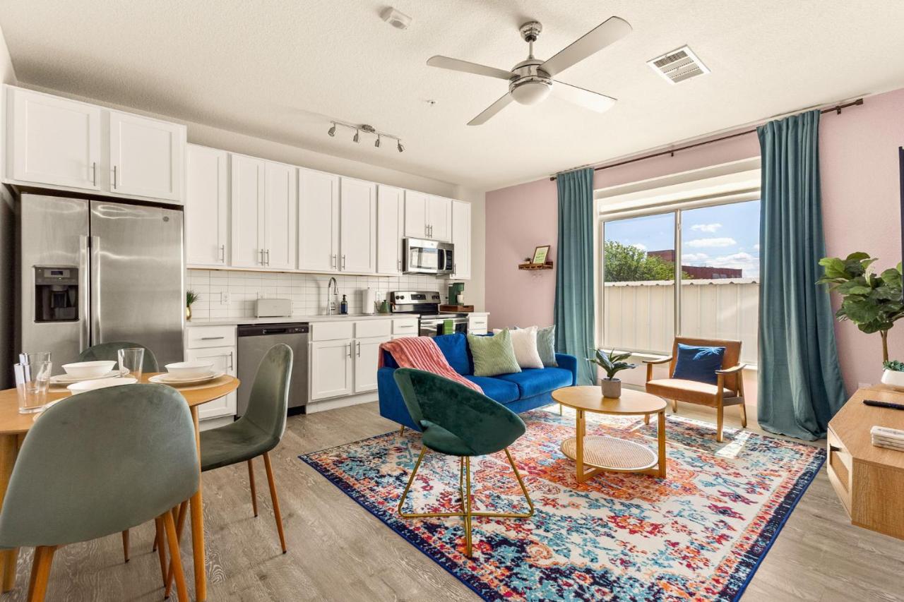 Riverwalk Area 1BR Walkable, Infinity Pool, Parking close to everything - Chambres d'hôtes San Antonio