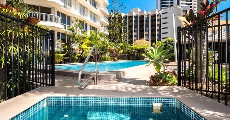 Cavill Ave Waterfront Apt with Pool & River View - Ferienwohnung Gold Coast