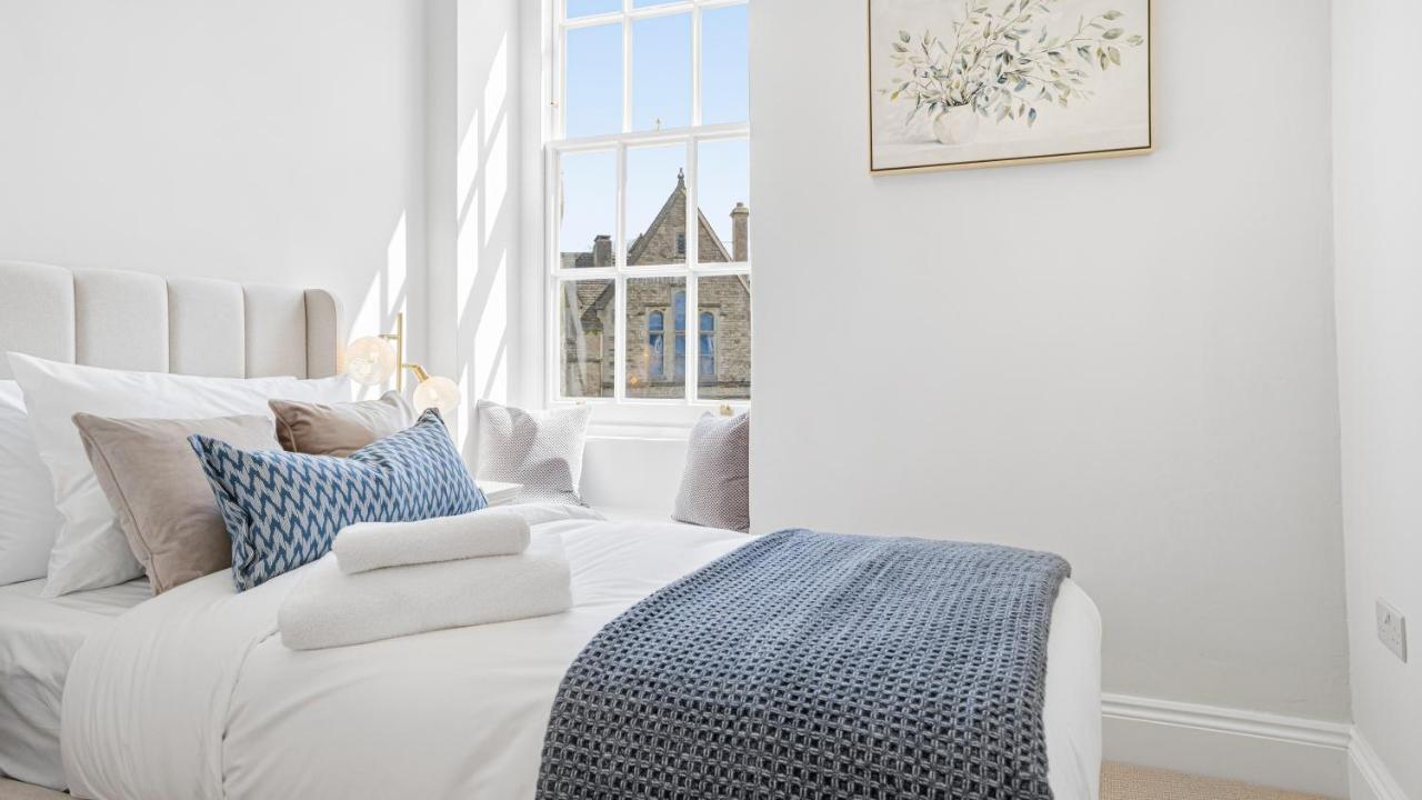 The Tetbury Suite by Must Stay Again - 2-bed, 2-bath, parking, central - B&B Tetbury