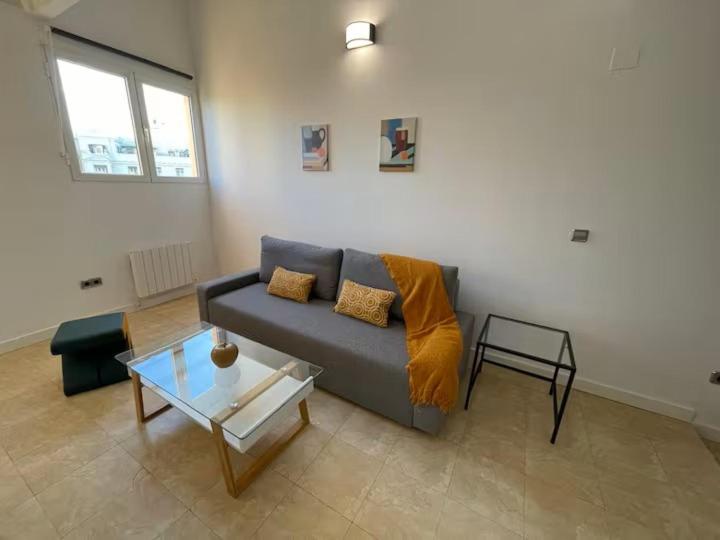 Atico-dúplex con dormitorio y terraza, Goya - B&B Madrid
