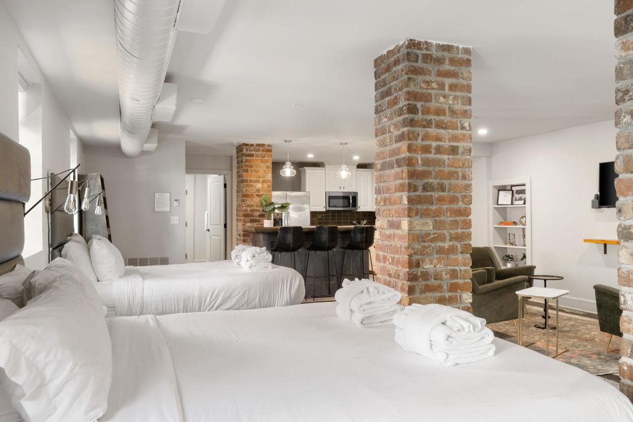 King and Queen Suite 1st Floor Sleeps 6 - Bed and Breakfast Savannah