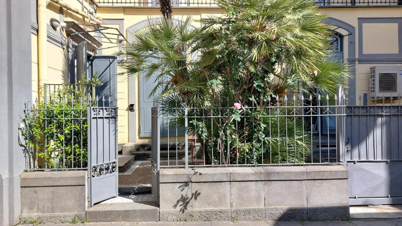 Casa Pontano-Elegant Apartment with Private Parking and Courtyard, near Metro, Funicular, and Seafront - B&B Naples