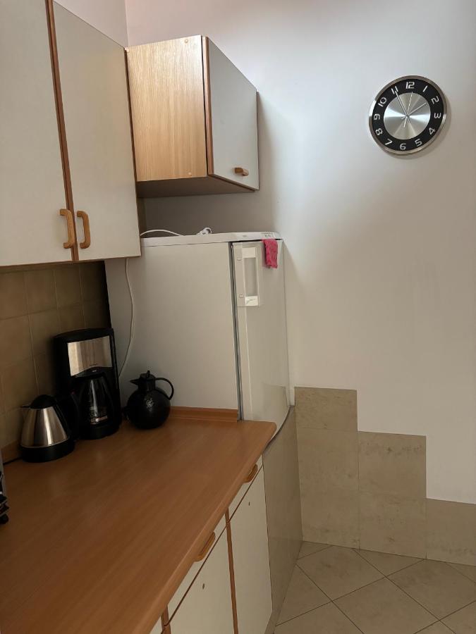 Cozy Apartment with Free Parking in Warsaw Sleeps 4 - Chambres d'hôtes Varsovie
